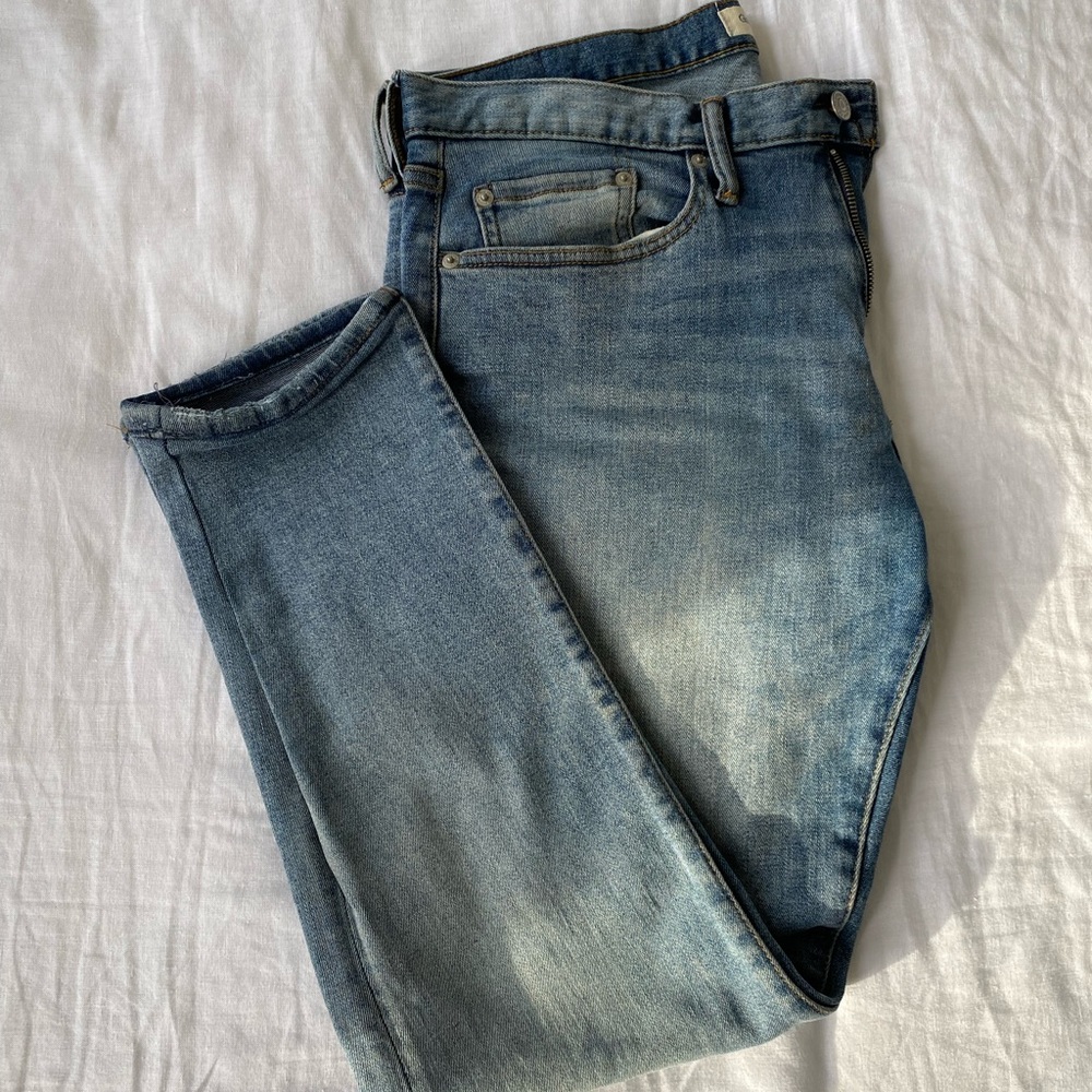 gap 32 x 30 light wash slim fit mens jeans!